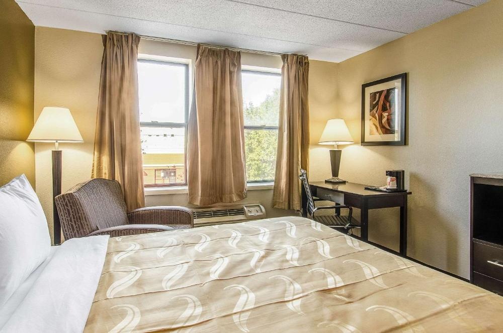 La Casa Inn & Suites-Middleboro