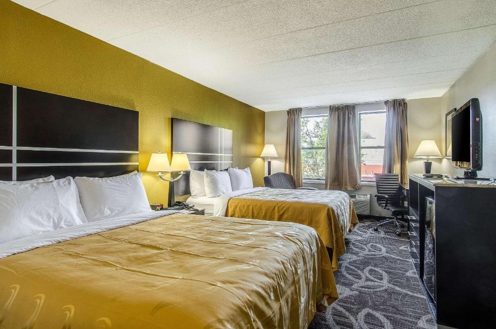 La Casa Inn & Suites-Middleboro